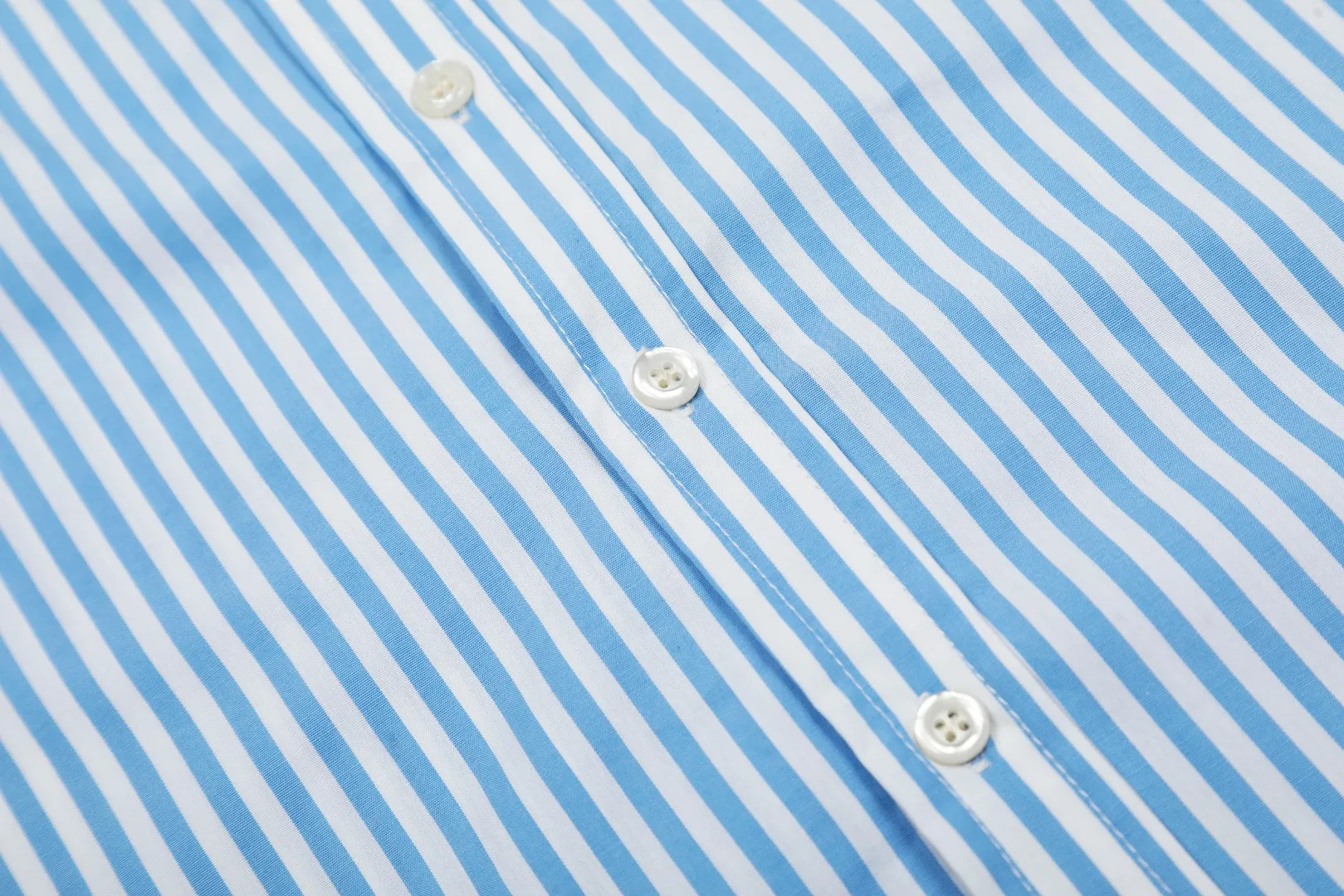 P260 💰 "Top quality" Style number: 8082# [Ralph Lauren classic basic new old money style striped shirt long sleeves] ✅Ralph Lauren Ralph Lauren colorful style old money style cotton poplin striped casual shirt long sleeves ✅Top ceiling quality ZP original development You can compare with the real thing at will ✅100% restored workmanship The entire garment is covered with seams and clean edges Curved triangular bifurcation ✅100% cotton poplin cotton Smooth to the touch Pre-car wash treatment The yarn is tighter ✅Customized dyed original pearlescent white bottom buttons, large and small zoning, vertical phoenix eyelets ✅Special shaped chiffon foil inside the collar door tube, not easy to deform and pull ✅Refreshing colorful striped shirt, salty or sweet, daily travel, extremely high production rate, customized style ✅The upper body looks much better than the real thing, can be worn alone or worn in all seasons, highly recommended for goddesses, size: S-XL, color: red, blue, green